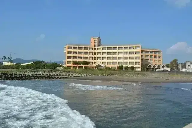 鴨川令徳高等学校